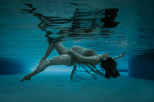 Underwater - 1 - by Twig & Thistle Photography. Whangarei - Northland based portrait photographer specialising in maternity, newborn photography.